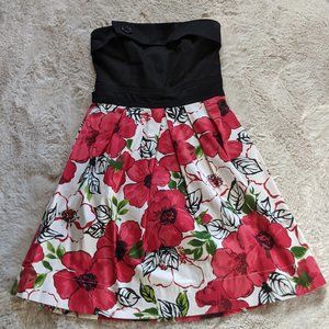 The cutest Poppy strapless dress is calling your name!